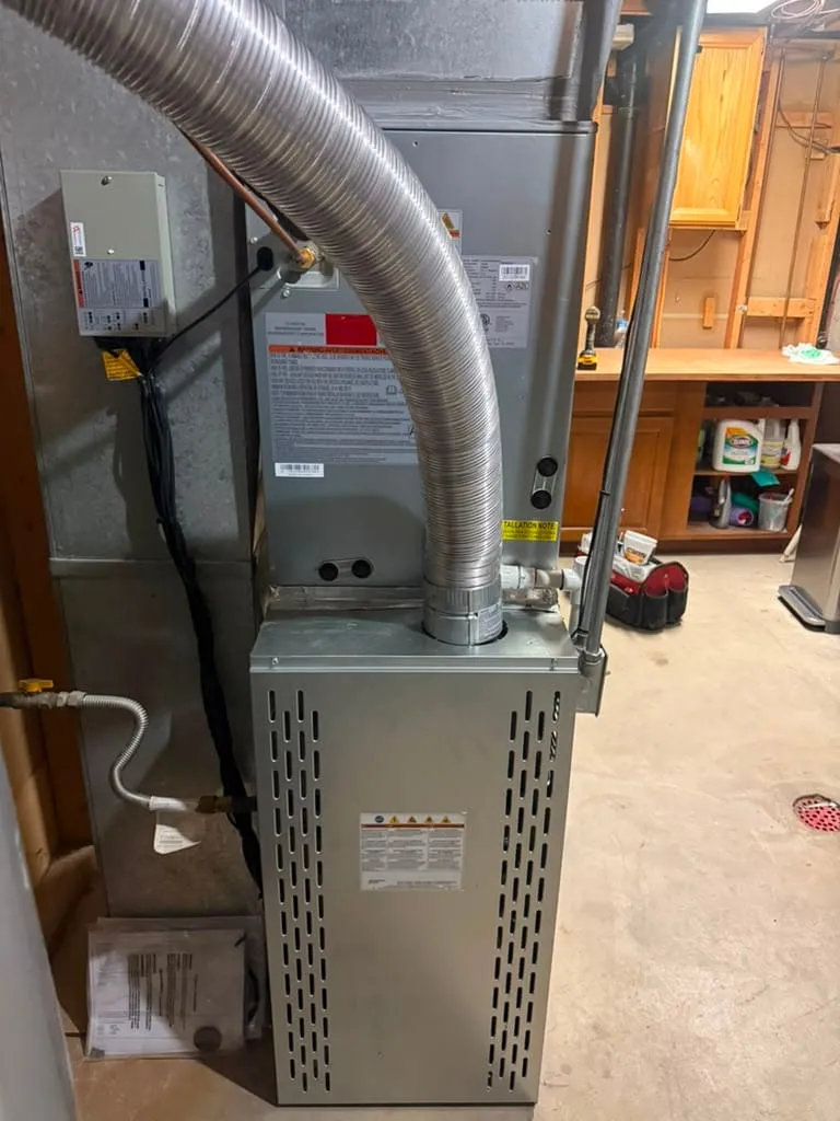 Furnace nuevo de 80 por ciento y serpentín de aire acondicionado instalados por Lucas Heating and Air en un sótano de West Valley City